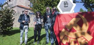 Ignacio Loy, Eva Garzón, Francisco Erice y Aquilino Vega, junto al monolito de Aida de la Fuente levantado en el parque de San Pedro de los Arcos. | daniel turrado