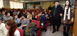 José Luis García Rúa, de la mano de Alba García, una de las organizadoras de la charla, en la Facultad de Derecho.