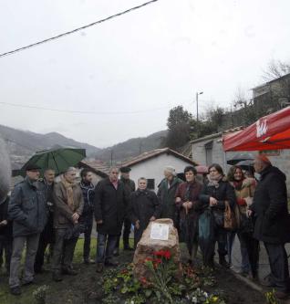 Familiares de Ceferino Álvarez y autoridades posan con la placa.