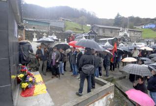 El acto de inhumación de los restos de la fosa de Cabacheros, ayer, en el cementerio de Moreda.