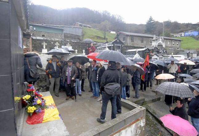 Los familiares y asistentes al acto de inhumación de los restos de los compañeros asesinados y tirados en la FOSA DE CABAL.LEROS honrando  a sus seres queridos escuchando el HIMNO DE RIEGO a cargo de una gaiteru y una tamborilera, en el cementerio de Moreda...