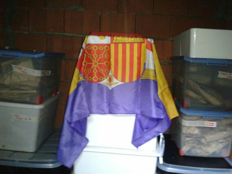 Por fín, después de muchos esfuerzos de los compañeros de la Asociación Memoria Historica de Aller y Foro por la Memoria, los restos de los compañeros asesinados y tirados en la FOSA DE CABAL.LEROS en Felechosa, descansan  en esta chabolina tan guapa y digna, después de haber entregado sus vidas por la libertad y la democracia en España... Pero todavía nos faltan muchos compañeros y compañeras por recuperar de las cunetas, fosas y barrancos... 