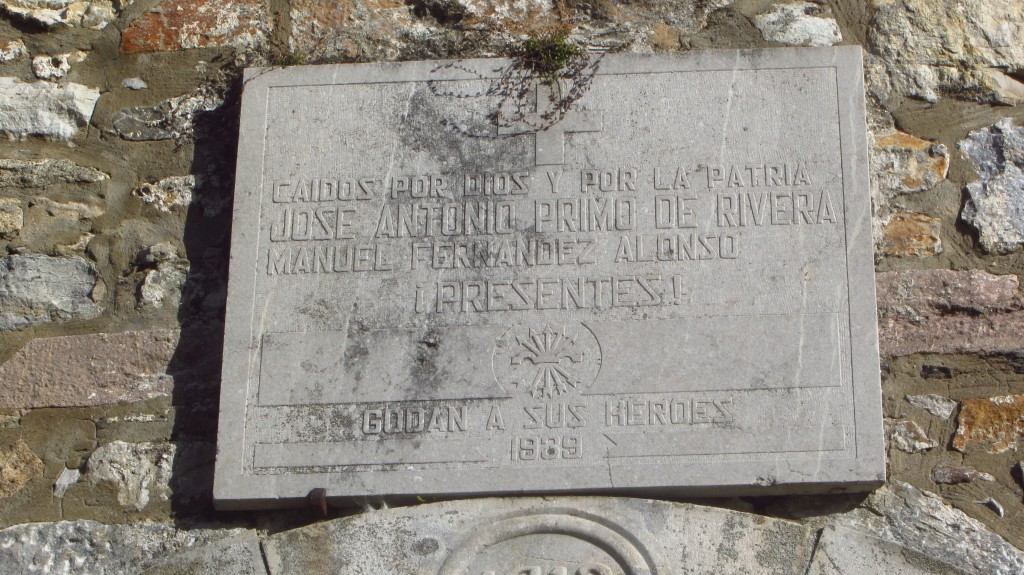 Godán. Ilesia San Xuan Bautista. Llapida franquista