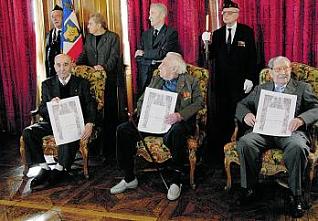 Rafael Gómez, Luis Royo y Manuel Fernández, en el Consistorio parisino.