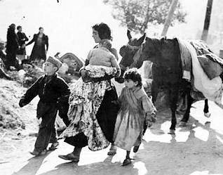 Refugiados españoles cruciando la frontera con Francia.