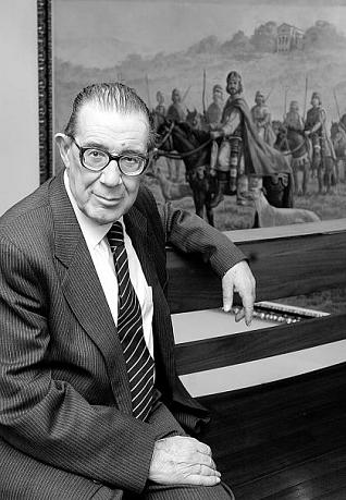 Juan Velarde.