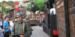 Pablo Onís como soldado nazi, custodiando el tren que transporta a los judíos./ Manuel Noval