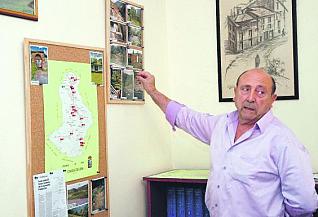 Germán Mayora señala en un mapa los puntos donde han encontrado las nuevas fosas comunes en Lena.