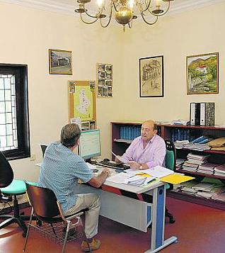 Germán Mayora, en la oficina de la  Comisión de Memoria Histórica de Lena.