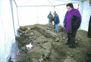 Familiares de desaparecidos en la Guerra Civil en Aller contemplan las excavaciones de la fosa de Cabacheros. Familiares de desaparecidos en la Guerra Civil en Aller contemplan las excavaciones de la fosa de Cabacheros.