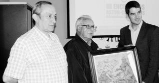 Felipe Matarranz (centro) entrega el cuadro a Alejandro Reimóndez (derecha), en presencia de su amigo y archivero Antonio Martínez Eguren.