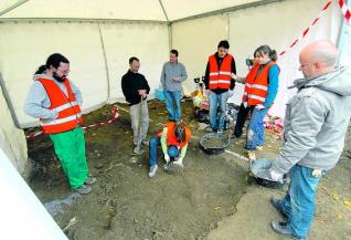 Familiares y expertos, trabajando en la excavación de la fosa común de Cabacheros hace un año.