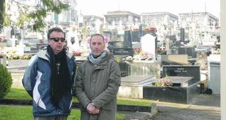 Por la izquierda, Ruiz y Blázquez, ayer, en el cementerio municipal de Oviedo.