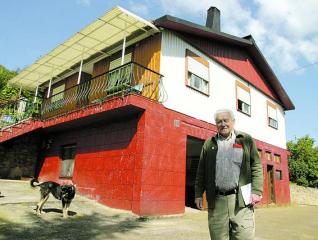 Urcesino Tomás, hijo de Belarmino Tomás, en la finca de La Lavandera, donde nació su padre.