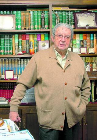 Claudio Fernández Junquera, en su domicilio de Gijón. 