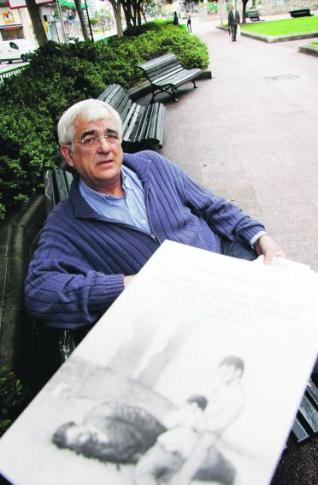 Leonardo Borque, en un parque de Gijón, con un ejemplar de su libro.