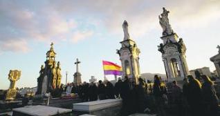 Participantes, ayer, en el homenaje a María Jesús Suárez.