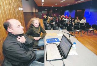 Pedro Luis Alonso y Carmen García, durante la conferencia que ofrecieron en Pola de Lena. 