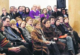 La viuda de Rafael Fernández, Belén Torrecillas, en primera fila en el centro de la foto, durante el homenaje.