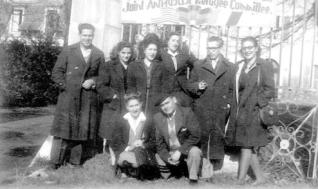 Celso Amieva,  segundo por la derecha, en Saint-Goin (Francia), en febrero de 1947, con otros compañeros, a las puertas de la casa para hijos de refugiados españoles, en la que ejerció de director. / archivo