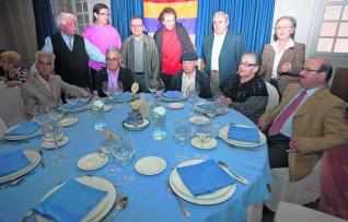 Foto de familia de los homenajeados con los representantes de IU. 