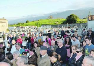 Asistentes al acto conmemorativo de la proclamación de la II República, en el cementerio llanisco de Camplengu.