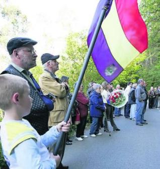 Los asistentes al homenaje republicano en Pravia.