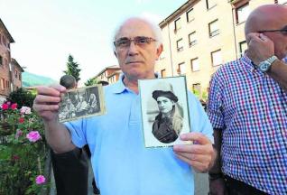 José Manuel García Vidal muestra las fotos de su tío desaparecido antes de aportar las muestras de ADN.