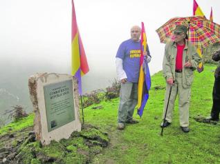 Javier de la Fuente y el guerrillero Jesús de Cos, tras descubrir el monolito.