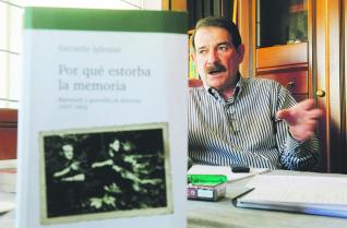 Gerardo Iglesias, ayer, con la portada de su              libro sobre la guerrilla.