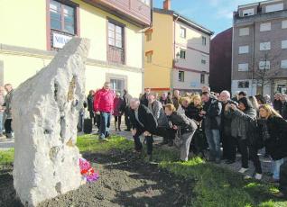 Vecinos y visitantes observan el monolito instalado en la plaza de la Vacaina, en Cabañaquinta.