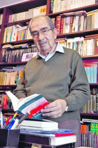 Esteban Greciet, con un ejemplar de «La ciudad indómita».