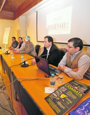 De izquierda a derecha, Guillermo Herrero, Ramón Duarte, Baldomero Argüelles, José García y Enrique Menéndez, ayer, en el palacio de Valdecarzana. De izquierda a derecha, Guillermo Herrero, Ramón Duarte, Baldomero Argüelles, José García y Enrique Menéndez, ayer, en el palacio de Valdecarzana.