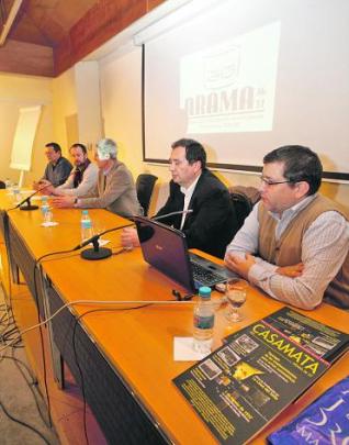 De izquierda a derecha, Guillermo Herrero, Ramón Duarte, Baldomero Argüelles, José García y Enrique Menéndez, ayer, en el palacio de Valdecarzana. 