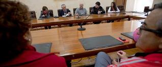 Responsables de IU, CC OO y FAMYR, ayer, durante la reunión mantenida con asociaciones vecinales del concejo. ricardo solis Responsables de IU, CC OO y FAMYR, ayer, durante la reunión mantenida con asociaciones vecinales del concejo. ricardo solis