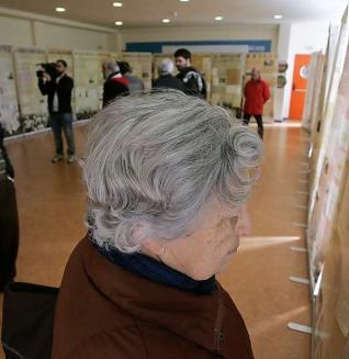 Una mujer, ante la exposición sobre la represión franquista, en Las Vegas.