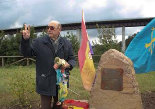 José Ramón Rodríguez, ayer, tras descubrir la placa conmemorativa de la fosa común de La Consolación.