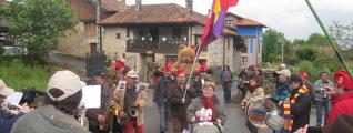 Procesión con el oso de peluche al lugar donde falleció Favila, ayer, en Llueves. | lucas blanco