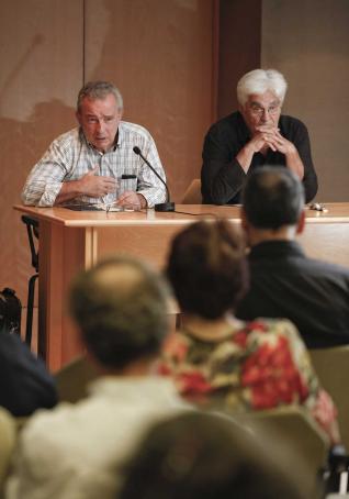 Blanco Chivite, a la izquierda, y Galante, ayer, en la Biblioteca «Jovellanos».