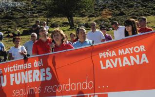 Asistentes al homenaje en el pozu Funeres, ayer.