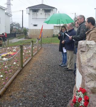 Los participantes en el homenaje a los fusilados en San Miguel de la Barreda.