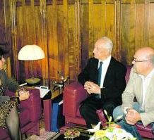 La presidenta de la Junta recibe al militar republicano
