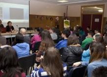 Araceli Ruiz habló en el instituto de Pola de Laviana de los «niños de la guerra» asturianos