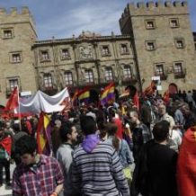 La III República motiva a decenas de simpatizantes a desfilar por Gijón