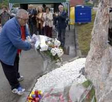 Frieres inauguró un monolito con el que homenajea a los represaliados del franquismo